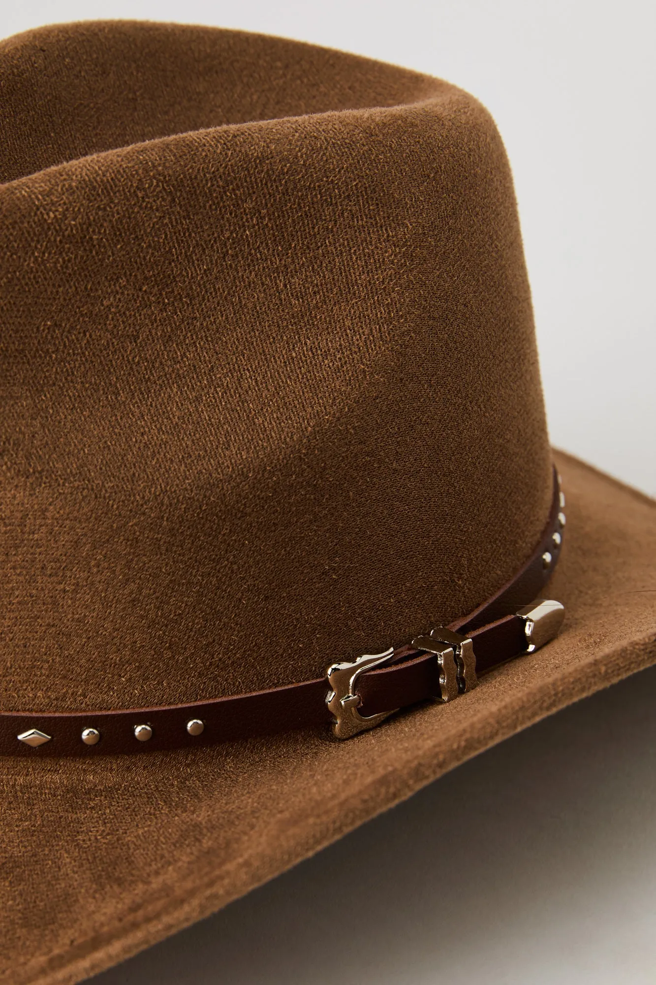 Chapeau de cowboy clouté avec boucle