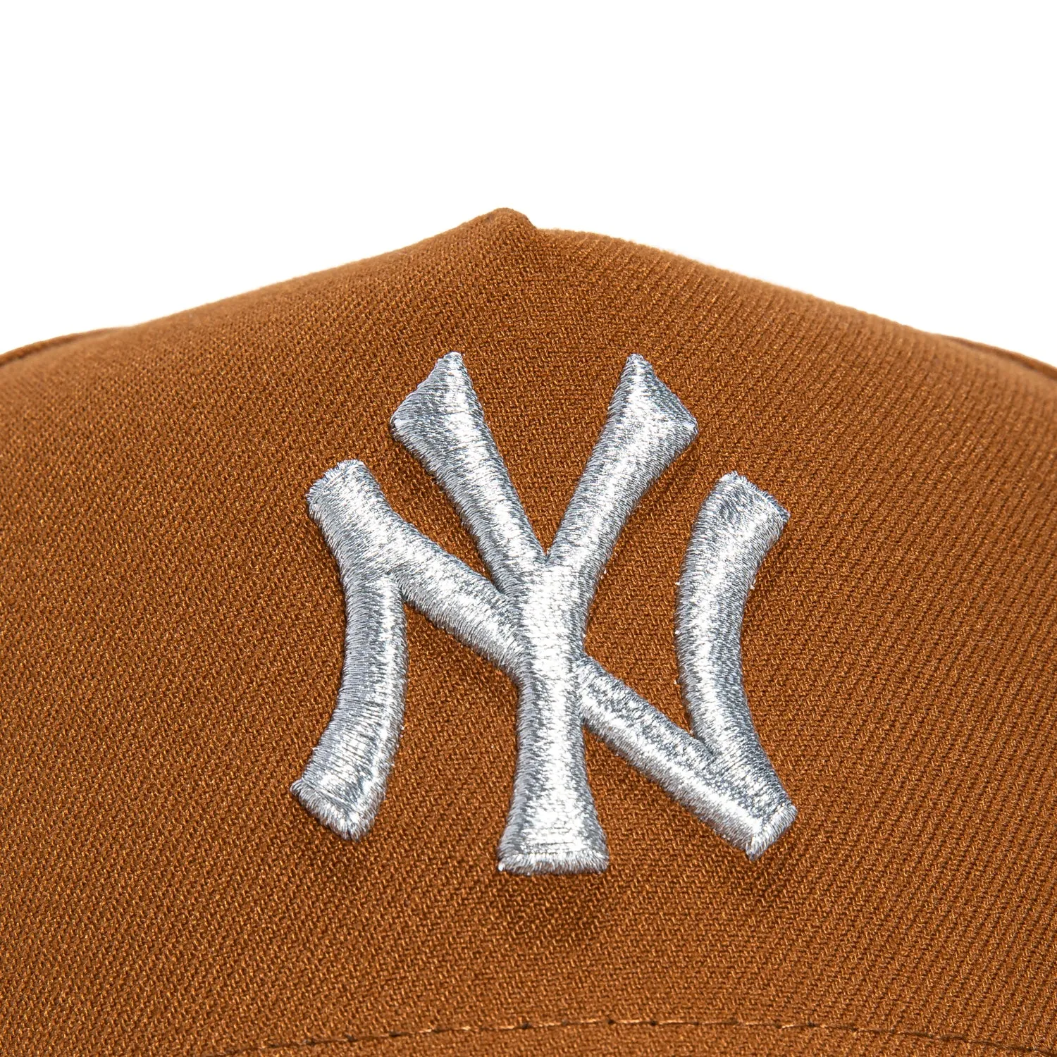 New Era 9Forty A-Frame New York Yankees 1998 World Series Patch Snapback Hat - Khaki. Metallic Silver