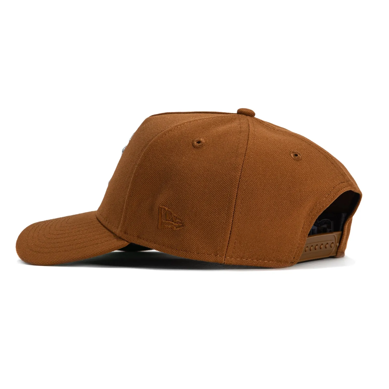 New Era 9Forty A-Frame New York Yankees 1998 World Series Patch Snapback Hat - Khaki. Metallic Silver